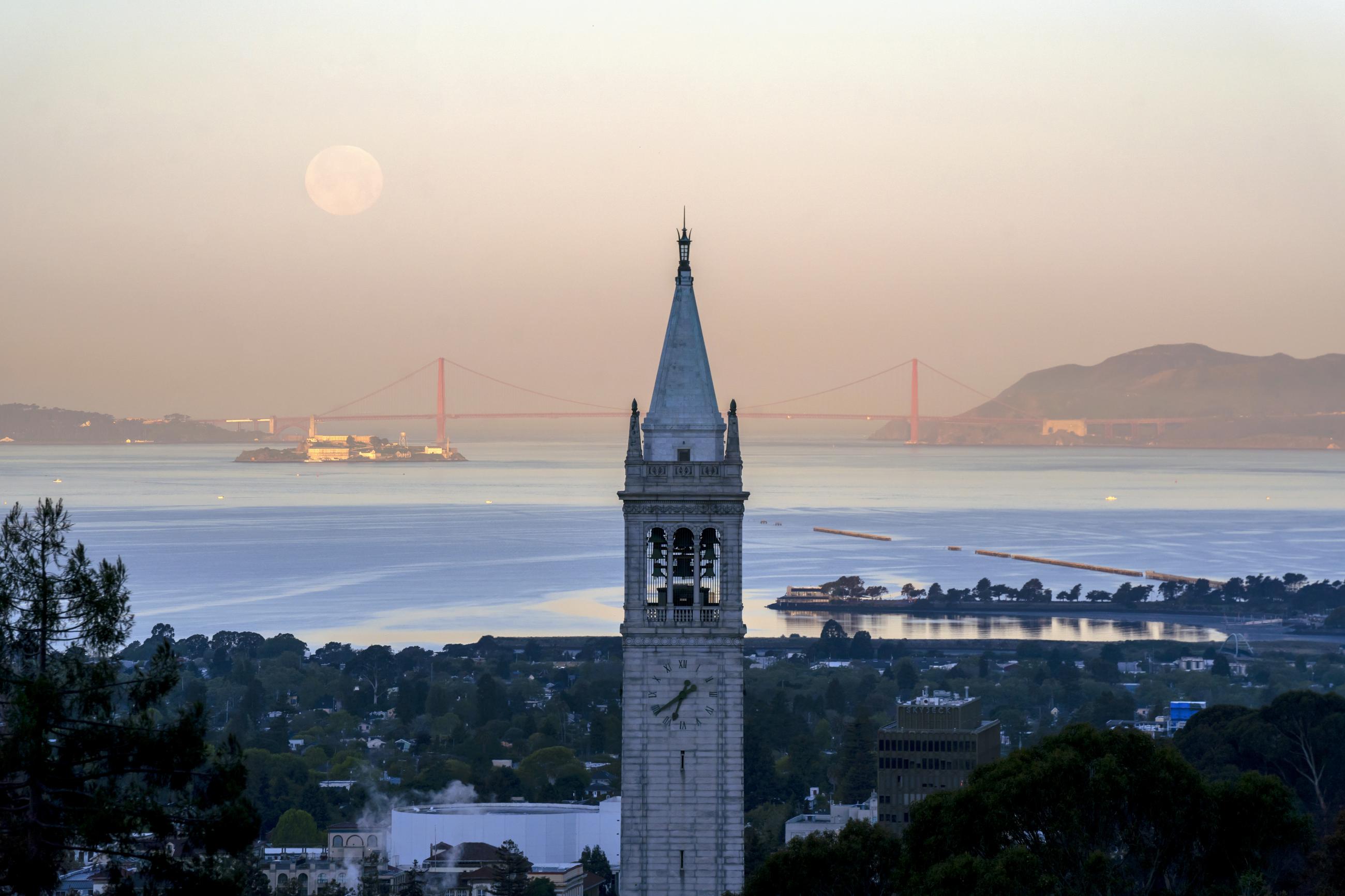 Sather Tower with the Golden Gate Bridge in the background. (Photo / Adam Lau/Berkeley Engineering)